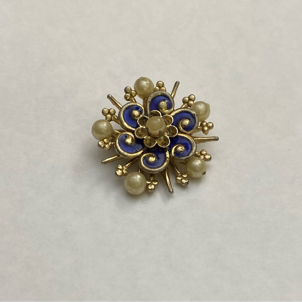 vintage Coro Faux Pearl Gold Tone w/blue center - Pin Brooch